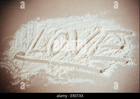 Aufschrift "LOVE" made by Hand auf Mehl bestreut Stockfoto