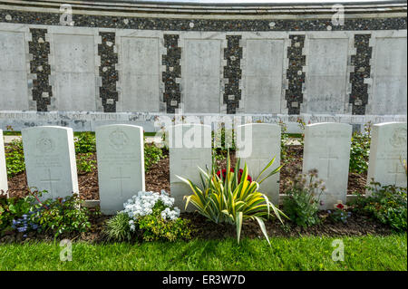 Tyne Cot militärischen Friedhof Gräber von Soldaten und unbekannte Soldaten und Wandpaneele, Männer, die fehlenden bleiben Stockfoto