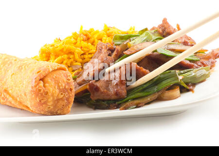 Nehmen Sie Chinesisch sautierten gebratene Rindfleischstreifen mit Schalotte serviert eine Frühlingsrolle mit Schweinefleisch gebratener Reis Stockfoto