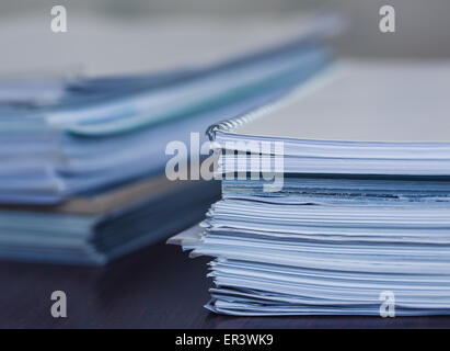 Rechnungswesen und steuern. Große Haufen von Zeitschrift und Bücher closeup Stockfoto