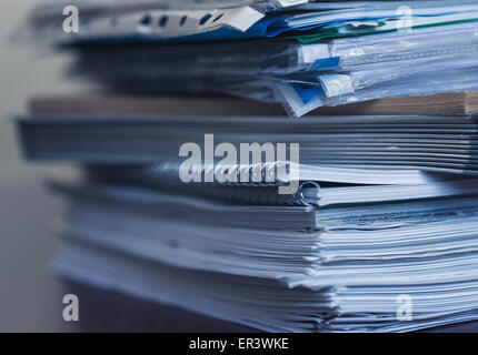 Rechnungswesen und steuern. Große Haufen von Zeitschrift und Bücher closeup Stockfoto