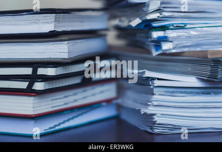 Rechnungswesen und steuern. Große Haufen von Zeitschrift und Bücher closeup Stockfoto