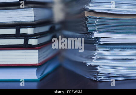 Rechnungswesen und steuern. Große Haufen von Zeitschrift und Bücher closeup Stockfoto