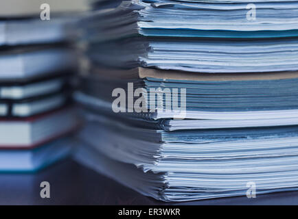 Rechnungswesen und steuern. Große Haufen von Zeitschrift und Bücher closeup Stockfoto