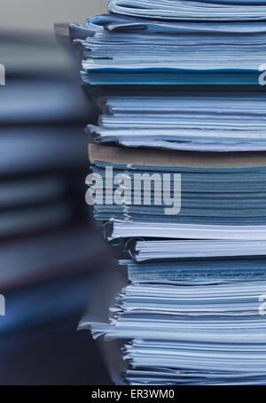 Rechnungswesen und steuern. Große Haufen von Zeitschrift und Bücher closeup Stockfoto