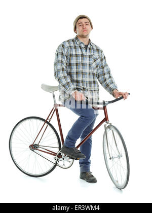 Junger Mann tut Tricks auf fixed-Gear Fahrrad auf weißem Hintergrund Stockfoto