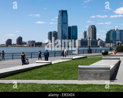 Robert F. Wagner Jr. Park, New Jersey City Skyline und Hudson River, New York Stockfoto