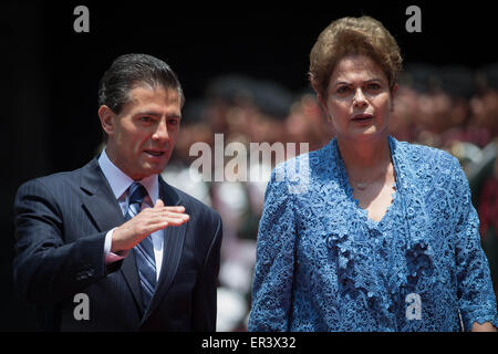 Mexico City, Mexiko. 26. Mai 2015. Mexikanischer Präsident Enrique Pena Nieto (L) hält eine offizielle Willkommenszeremonie für die brasilianische Präsidentin Dilma Rousseff im National Palace in Mexiko-Stadt, Hauptstadt von Mexiko, am 26. Mai 2015. Brasilianische Präsidentin Dilma Rousseff ist bei einem zweitägigen Besuch in Mexiko. © Pedro Mera/Xinhua/Alamy Live-Nachrichten Stockfoto