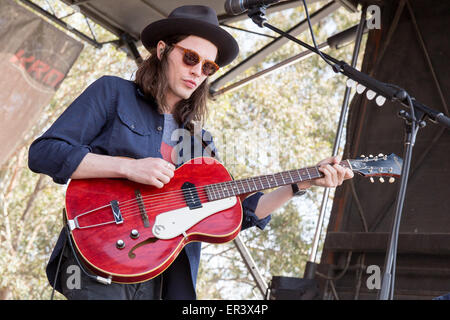 Irvine, Kalifornien, USA. 16. Mai 2015. Musiker JAMES BAY führt live mit seiner Band während der KROQ Weenie Braten Y Fiesta in Irvine Meadows Amphitheater in Irvine, Kalifornien © Daniel DeSlover/ZUMA Draht/Alamy Live News Stockfoto