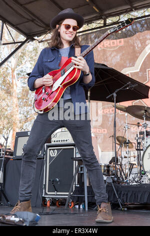 Irvine, Kalifornien, USA. 16. Mai 2015. Musiker JAMES BAY führt live mit seiner Band während der KROQ Weenie Braten Y Fiesta in Irvine Meadows Amphitheater in Irvine, Kalifornien © Daniel DeSlover/ZUMA Draht/Alamy Live News Stockfoto