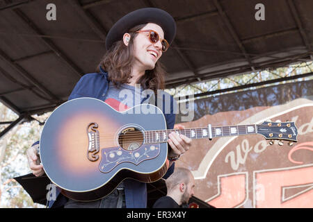 Irvine, Kalifornien, USA. 16. Mai 2015. Musiker JAMES BAY führt live mit seiner Band während der KROQ Weenie Braten Y Fiesta in Irvine Meadows Amphitheater in Irvine, Kalifornien © Daniel DeSlover/ZUMA Draht/Alamy Live News Stockfoto