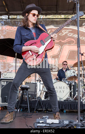 Irvine, Kalifornien, USA. 16. Mai 2015. Musiker JAMES BAY führt live mit seiner Band während der KROQ Weenie Braten Y Fiesta in Irvine Meadows Amphitheater in Irvine, Kalifornien © Daniel DeSlover/ZUMA Draht/Alamy Live News Stockfoto