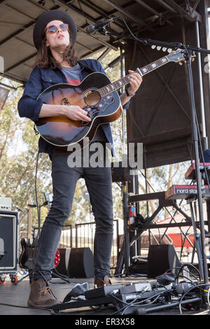 Irvine, Kalifornien, USA. 16. Mai 2015. Musiker JAMES BAY führt live mit seiner Band während der KROQ Weenie Braten Y Fiesta in Irvine Meadows Amphitheater in Irvine, Kalifornien © Daniel DeSlover/ZUMA Draht/Alamy Live News Stockfoto