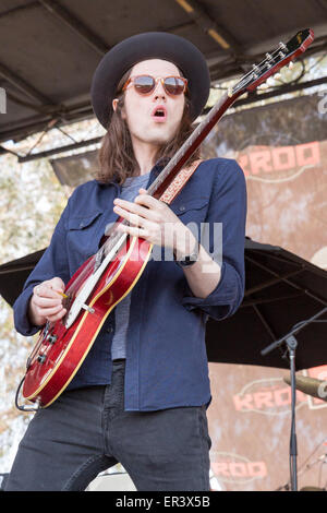 Irvine, Kalifornien, USA. 16. Mai 2015. Musiker JAMES BAY führt live mit seiner Band während der KROQ Weenie Braten Y Fiesta in Irvine Meadows Amphitheater in Irvine, Kalifornien © Daniel DeSlover/ZUMA Draht/Alamy Live News Stockfoto