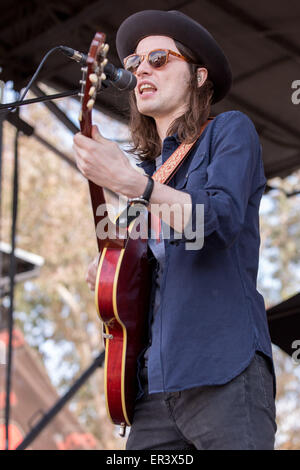 Irvine, Kalifornien, USA. 16. Mai 2015. Musiker JAMES BAY führt live mit seiner Band während der KROQ Weenie Braten Y Fiesta in Irvine Meadows Amphitheater in Irvine, Kalifornien © Daniel DeSlover/ZUMA Draht/Alamy Live News Stockfoto