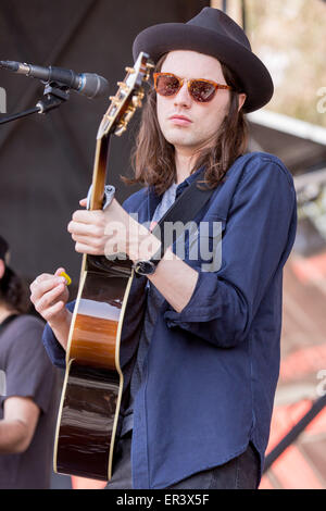 Irvine, Kalifornien, USA. 16. Mai 2015. Musiker JAMES BAY führt live mit seiner Band während der KROQ Weenie Braten Y Fiesta in Irvine Meadows Amphitheater in Irvine, Kalifornien © Daniel DeSlover/ZUMA Draht/Alamy Live News Stockfoto