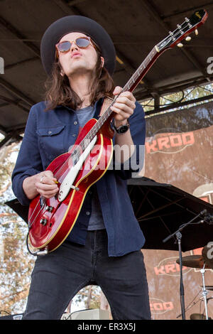 Irvine, Kalifornien, USA. 16. Mai 2015. Musiker JAMES BAY führt live mit seiner Band während der KROQ Weenie Braten Y Fiesta in Irvine Meadows Amphitheater in Irvine, Kalifornien © Daniel DeSlover/ZUMA Draht/Alamy Live News Stockfoto