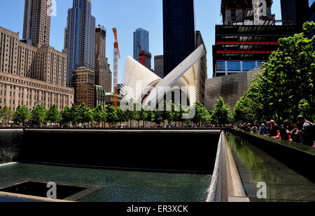 New York City: North Tower Wasserfälle bei 9/11 Memorial mit Vogel-wie Flügel des Architekten Santiago Calatrava Pfad hub Stockfoto
