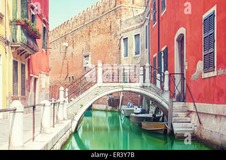 Kleine Brücke über einen Kanal in Venedig, Italien. Stockfoto