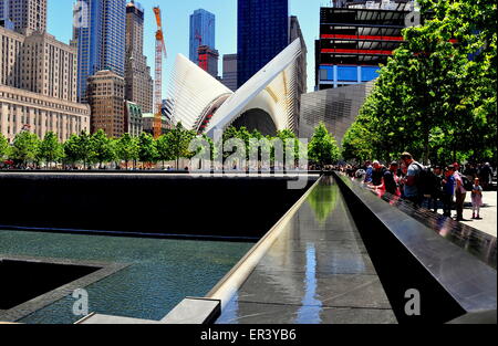 New York City: 9/11 Memorial Nord Turm Fußabdruck mit Wasserfällen und steigenden Santiago Calatrava aufscheuert Pfad Hub * Stockfoto