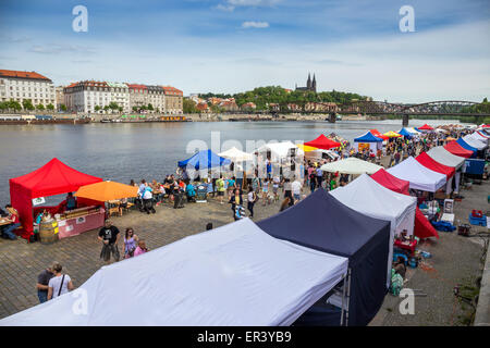 Prager Straße Markt am Ufer der Moldau, Prag, Tschechische Republik, Europa Stockfoto