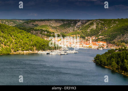 Blick über die Bucht von Skradin endet Fluss Krka in Kroatien Stockfoto