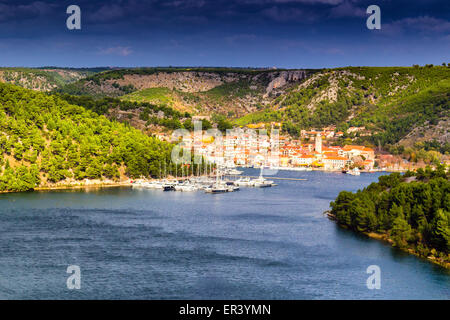 Blick über die Bucht von Skradin endet Fluss Krka in Kroatien Stockfoto