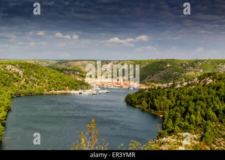 Blick über die Bucht von Skradin endet Fluss Krka in Kroatien Stockfoto