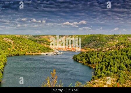 Blick über die Bucht von Skradin endet Fluss Krka in Kroatien Stockfoto