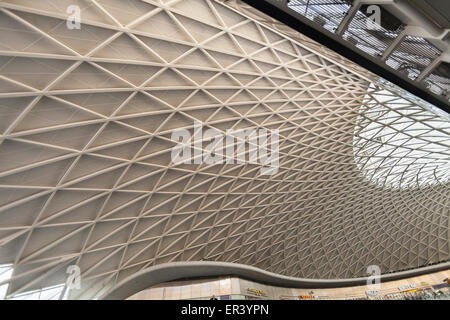 Kings Cross Kreuz Eisenbahn Bahnhof Abfahrt Halle Dach Neugestaltung von John Mc Aslan und Partner Stockfoto