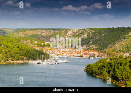 Blick über die Bucht von Skradin endet Fluss Krka in Kroatien Stockfoto