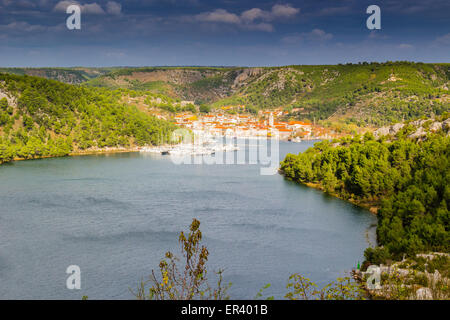 Blick über die Bucht von Skradin endet Fluss Krka in Kroatien Stockfoto