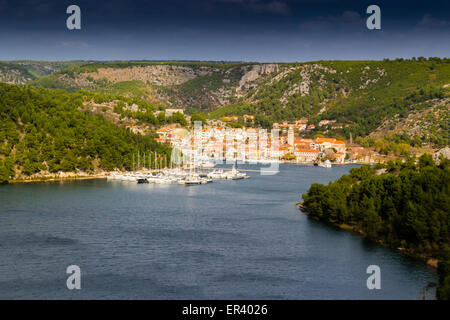 Blick über die Bucht von Skradin endet Fluss Krka in Kroatien Stockfoto