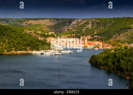 Blick über die Bucht von Skradin endet Fluss Krka in Kroatien Stockfoto