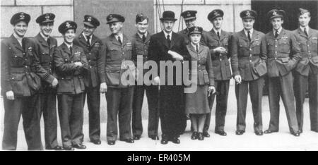 Air Chief Marshal Sir Hugh Dowding und Adjutant mit mehreren Kampfpiloten der Luftschlacht um England Stockfoto