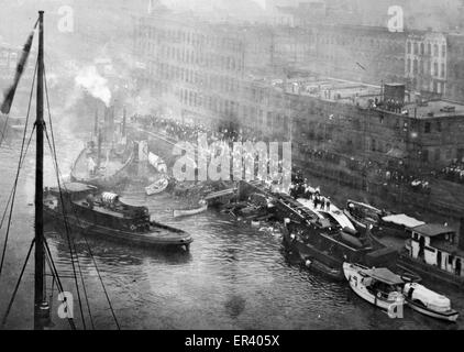 Passagierschiff SS Eastland kippt am Chicago River Stockfoto