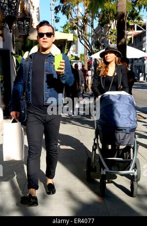 Robbie Williams entdeckt mit seiner Frau Ayda Field Beverly Hills Featuring: Robbie Williams, Ayda Field wo: Beverly Hills, Kalifornien, USA bei: Kredit-21. November 2014: Winston Burris/WENN.com Stockfoto