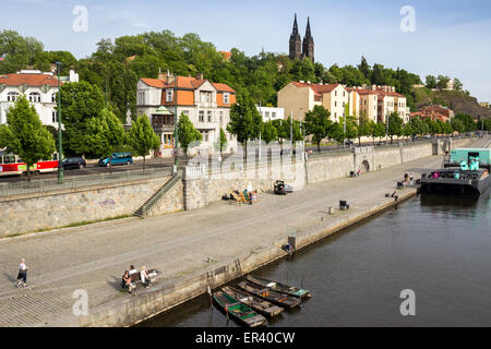 Die Promenade entlang der Moldau, Rasinovo Nabrezi, Hintergrund, Prag Vysehrad Church of St. Peter und Paul, Tschechische Republik Stockfoto