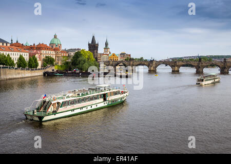 Sightseeing Tourenboot an der Charles Brücke auf Fluss Moldau Prag Tschechische Republik Europa Stockfoto