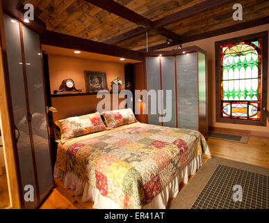 Innenraum Detail Master-Schlafzimmer. Vermont Kuhstall in ein einzigartiges Haus mit antiken Glasfenster renoviert. Stockfoto