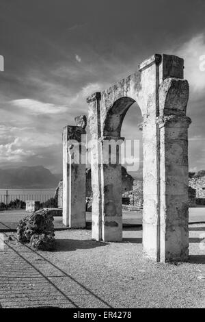 Grotten des Catull, kennt die römische Villa als Villa Catulliana oder "Grotte di Catullus", 1. Jahrhundert v. Chr. die Spalten der cryptoport Stockfoto