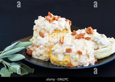 Kekse und Soße mit Salbei Wurst und portugiesische Wurst gemacht Stockfoto