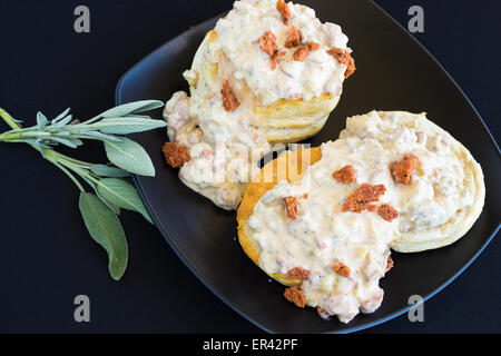 Kekse und Soße mit Salbei Wurst und portugiesische Wurst gemacht Stockfoto