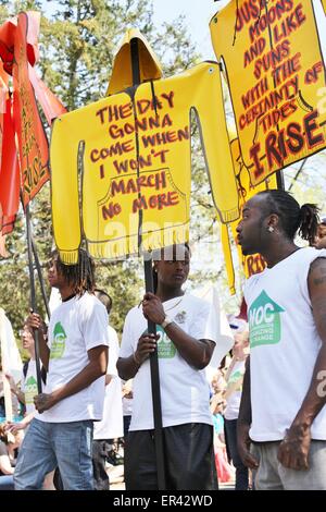 African American Demonstranten protestieren Rassismus am May Day parade in Minneapolis, Minnesota. Stockfoto