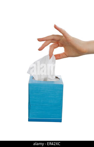 Weibliche Hand Kommissionierung Kosmetiktücher aus blauen Serviette Box. Isoliert auf weißem Hintergrund. Stockfoto