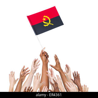 Gruppe von Menschen erreichen und halten der angolanischen Flagge. Stockfoto