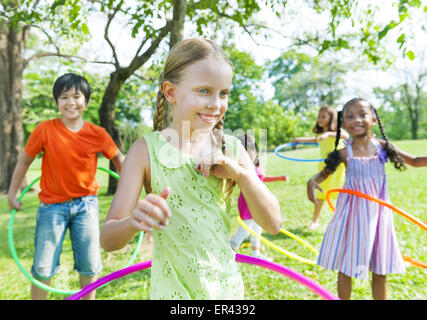 Kinder spielen im park Stockfoto