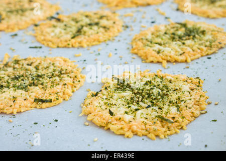 Parmesan gebacken, knusprig und bestreut mit Furikake Würze Stockfoto