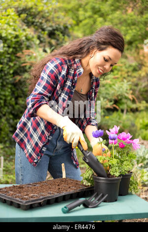 junge Frau im Garten Stockfoto