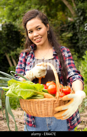 junge Frau mit ihrer Ernte aus dem Garten Stockfoto